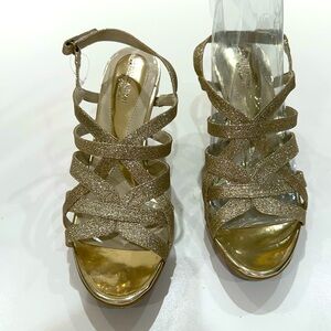 Naturalizers Gold Sparkly comfort high heel, 10 m, new. Small platform, comfort